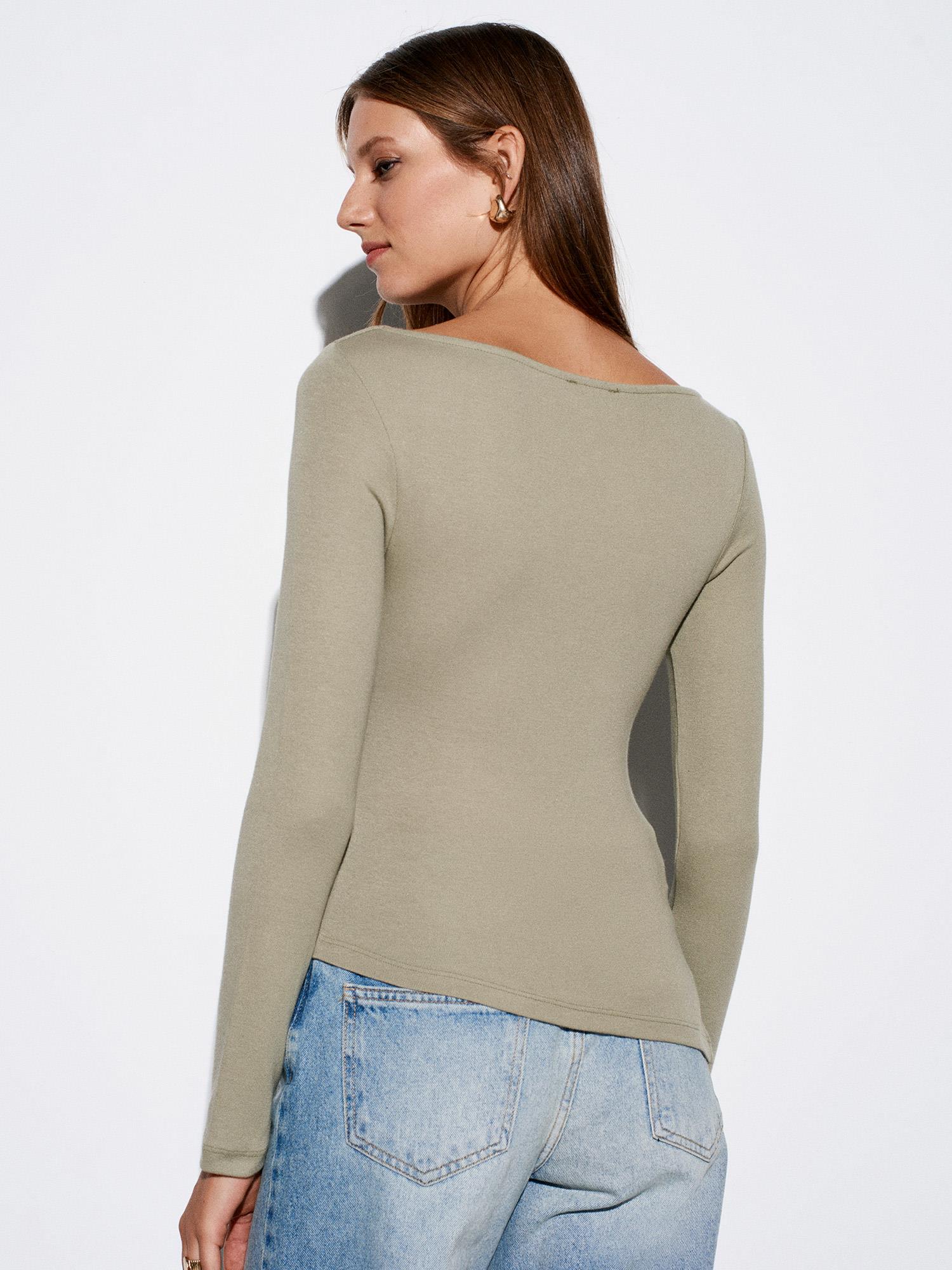  Wholesale Women's Ecru Boat Neck Gathered Top 0431W26-32198