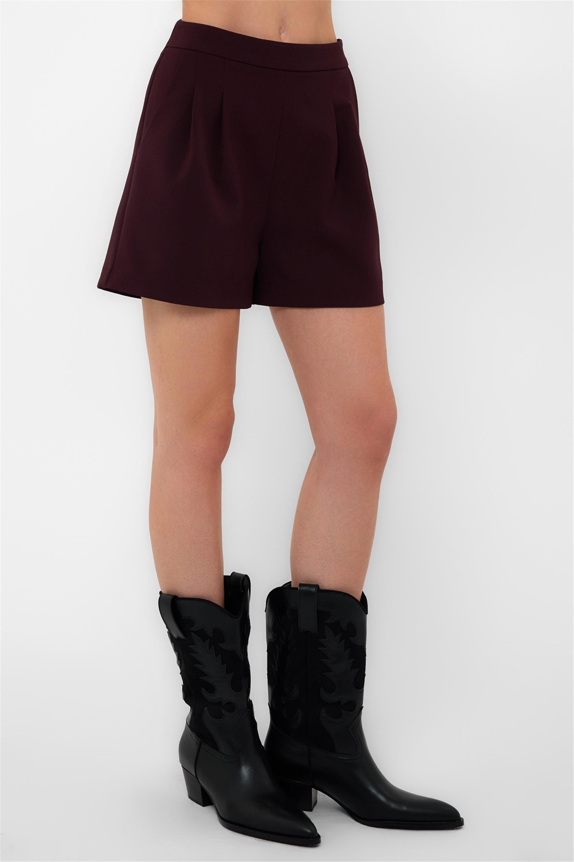 010671 SHORTS WITH PLEATS AND ELASTIC WAISTBAND AT BOOK