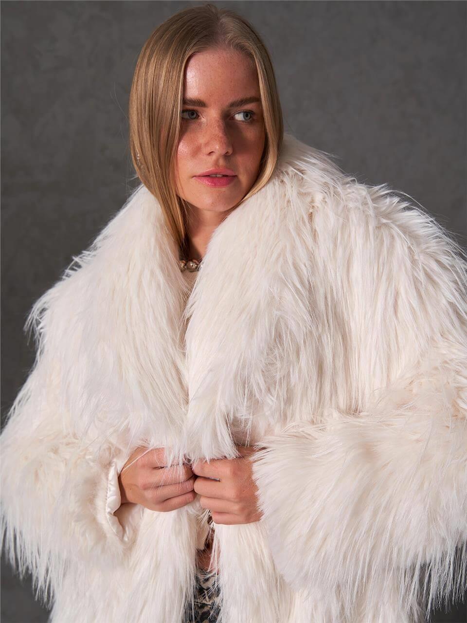 170456 Şal Yakalı Uzun Kürk