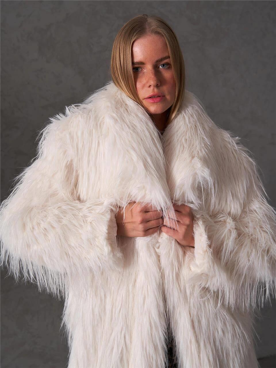 170456 Şal Yakalı Uzun Kürk