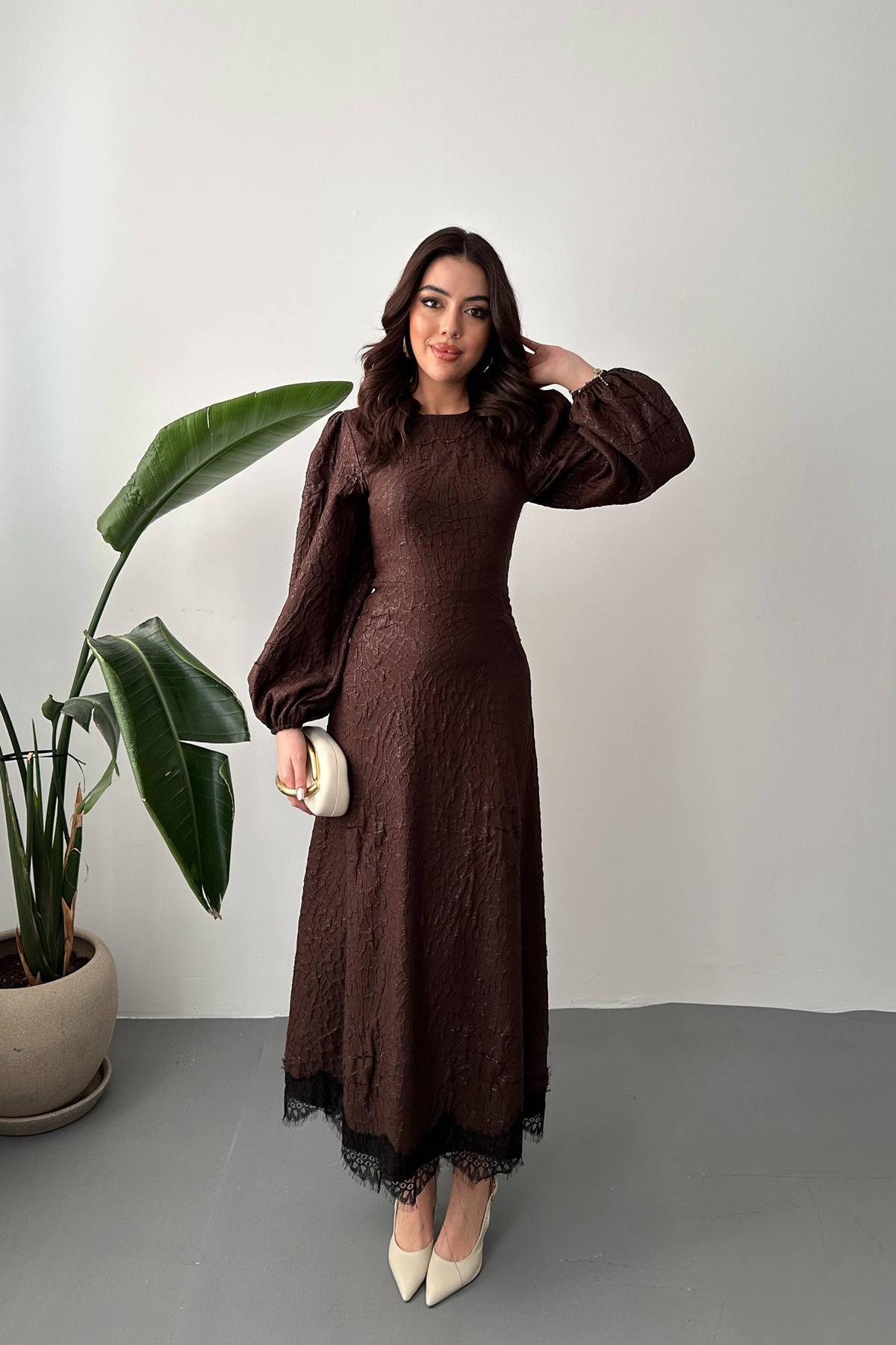Toptan Kahverengi Kabartmalı Dantel Detaylı Kemerli Uzun Elbise