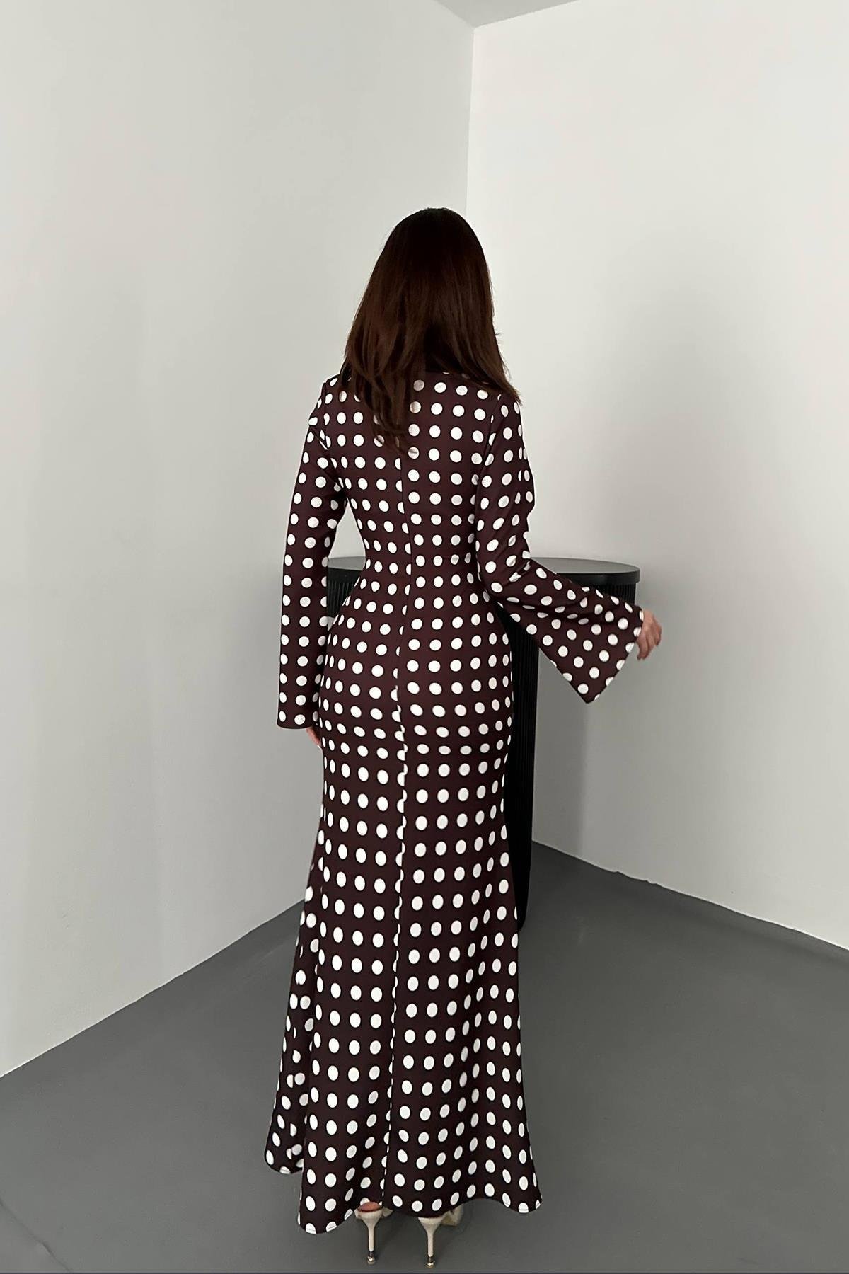 Toptan Kahverengi Puantiyeli Vücudu Saran Elbise