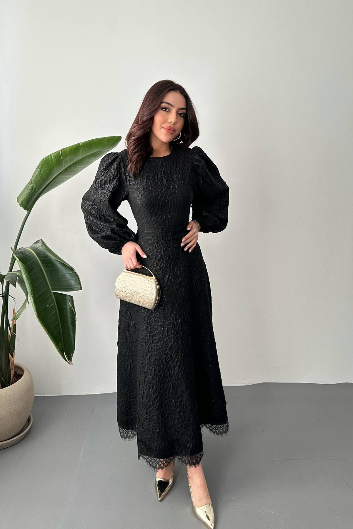 Toptan Siyah Kabartmalı Dantel Detaylı Kemerli Uzun Elbise