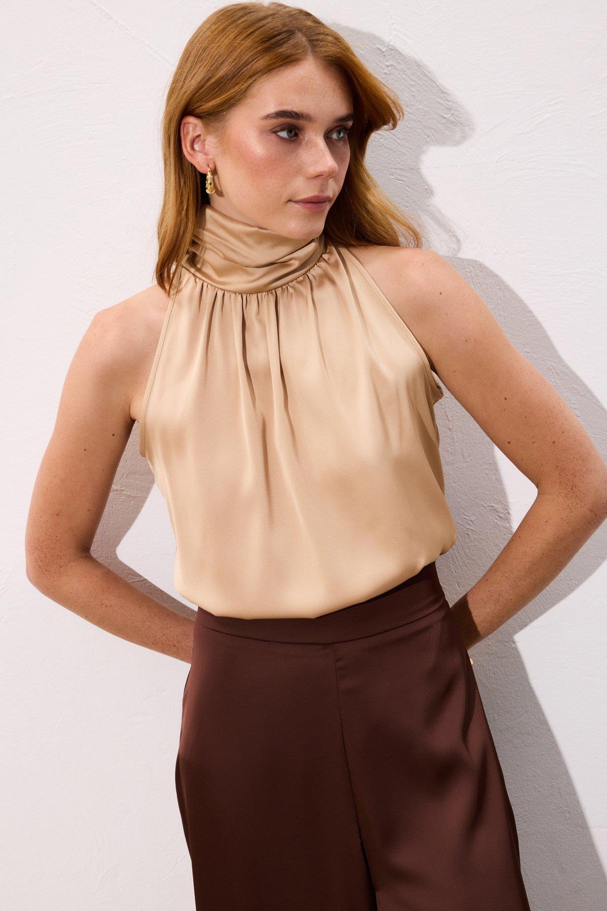 Wholesale Women's Beige Sleeveless Mock-Neck Blouse 0033-1148-1085