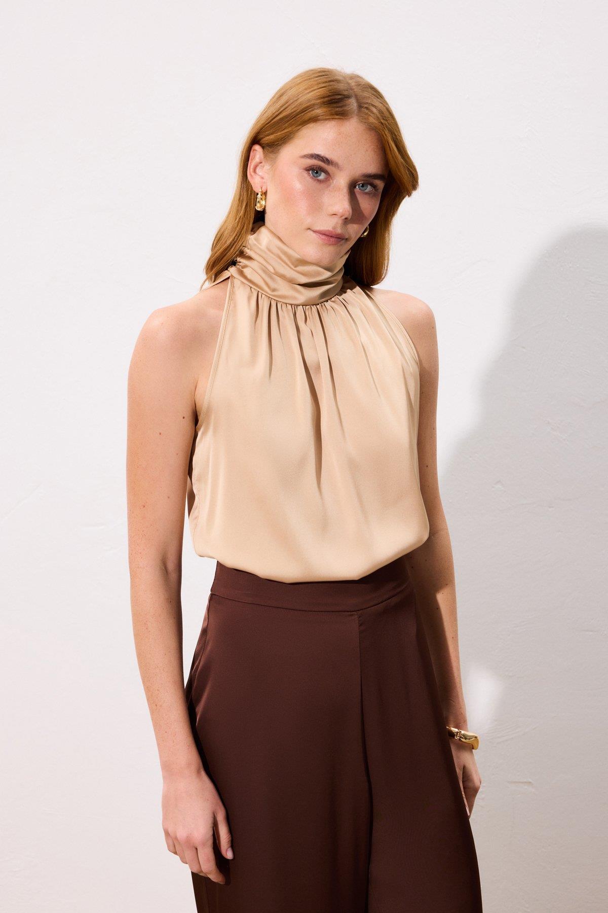 Wholesale Women's Beige Sleeveless Mock-Neck Blouse 0033-1148-1085