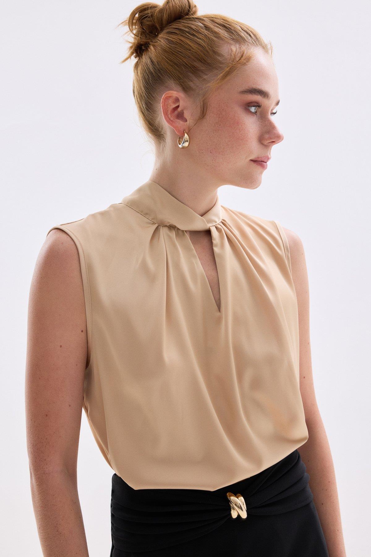 Wholesale Women's Beige Sleeveless Mock-Neck Satin Blouse 0033-1138-1072