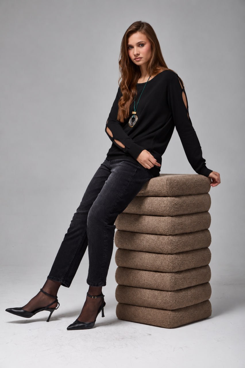 Wholesale Women's Black Buttoned Cut-Out Sleeve Knit Sweater 0037-3727