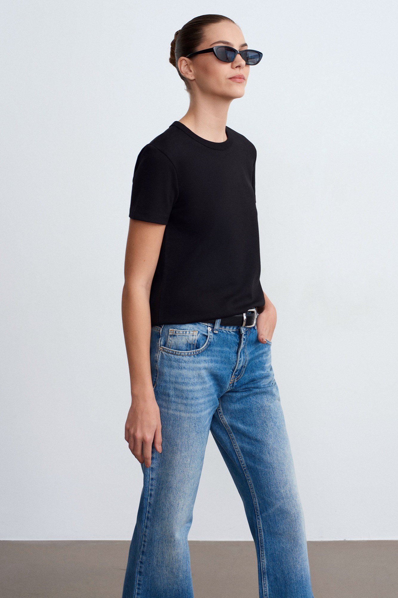 Wholesale Women's Black Crew-Neck Basic T-Shirt 0431-32779