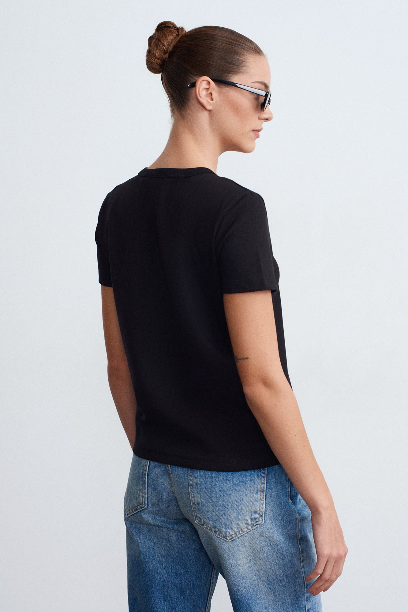 Wholesale Women's Black Crew-Neck Basic T-Shirt 0431-32779