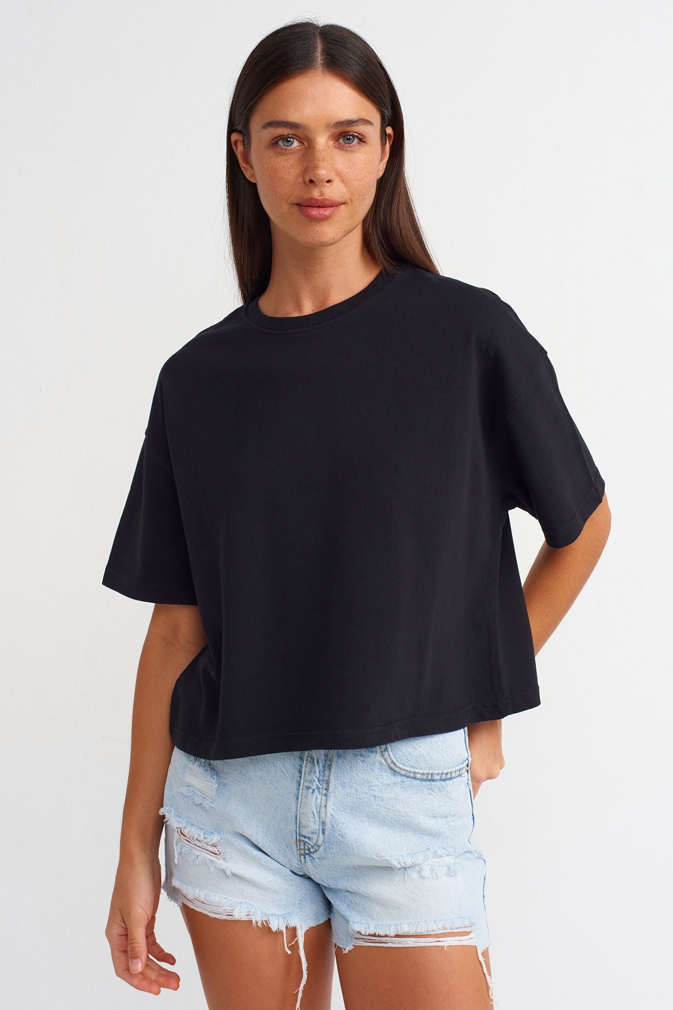 Wholesale Women's Black Crew-Neck Basic T-Shirt 0431-31017