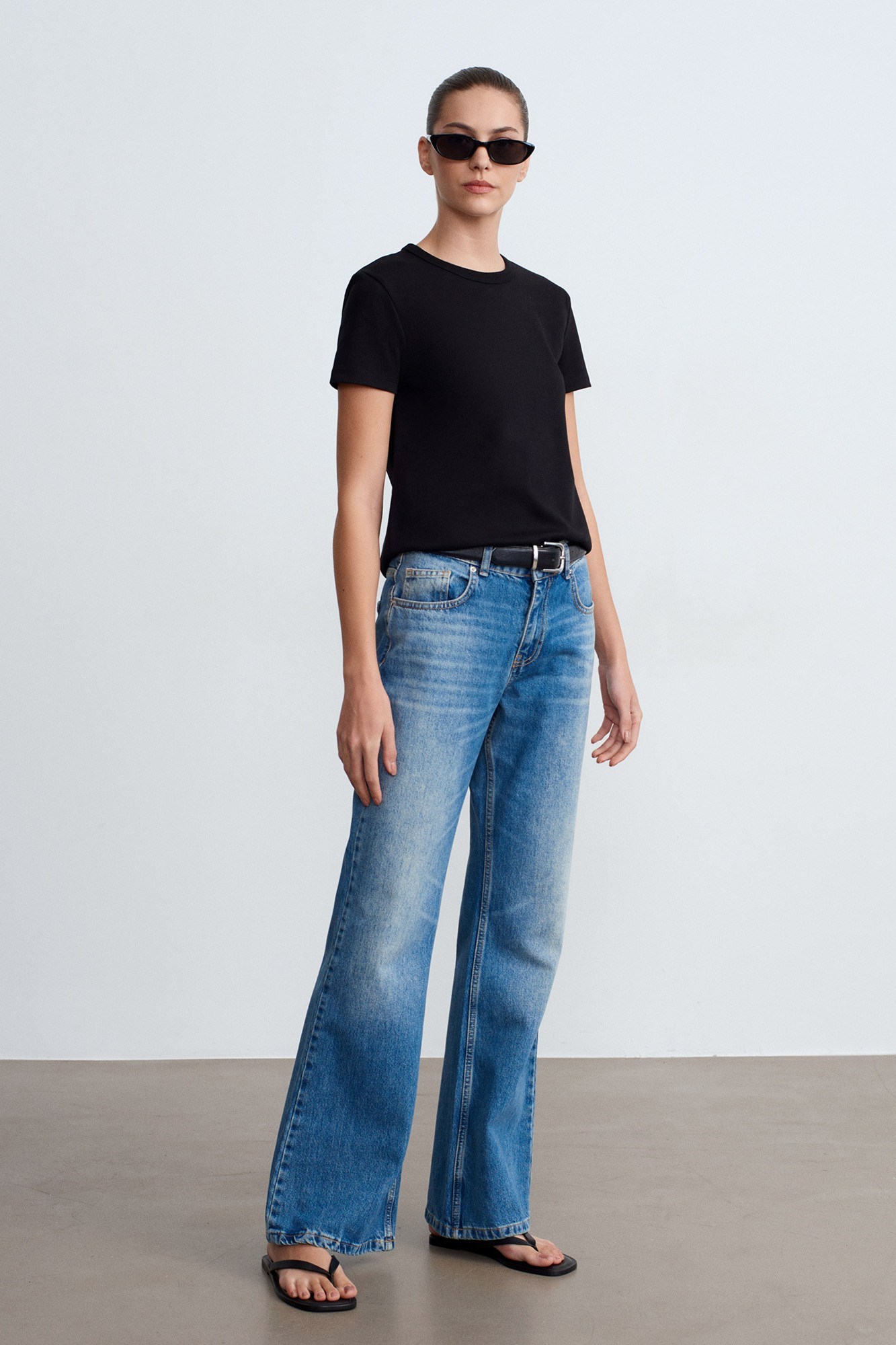 Wholesale Women's Black Crew-Neck Basic T-Shirt 0431-32779