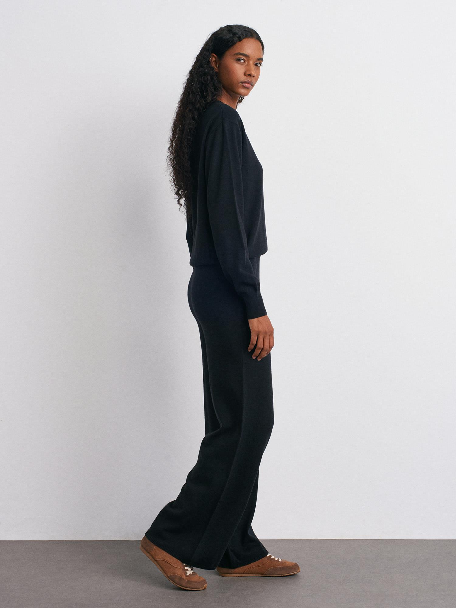 Wholesale Women's Black Crew-Neck Woolen Basic Knit Sweater 0431-10633