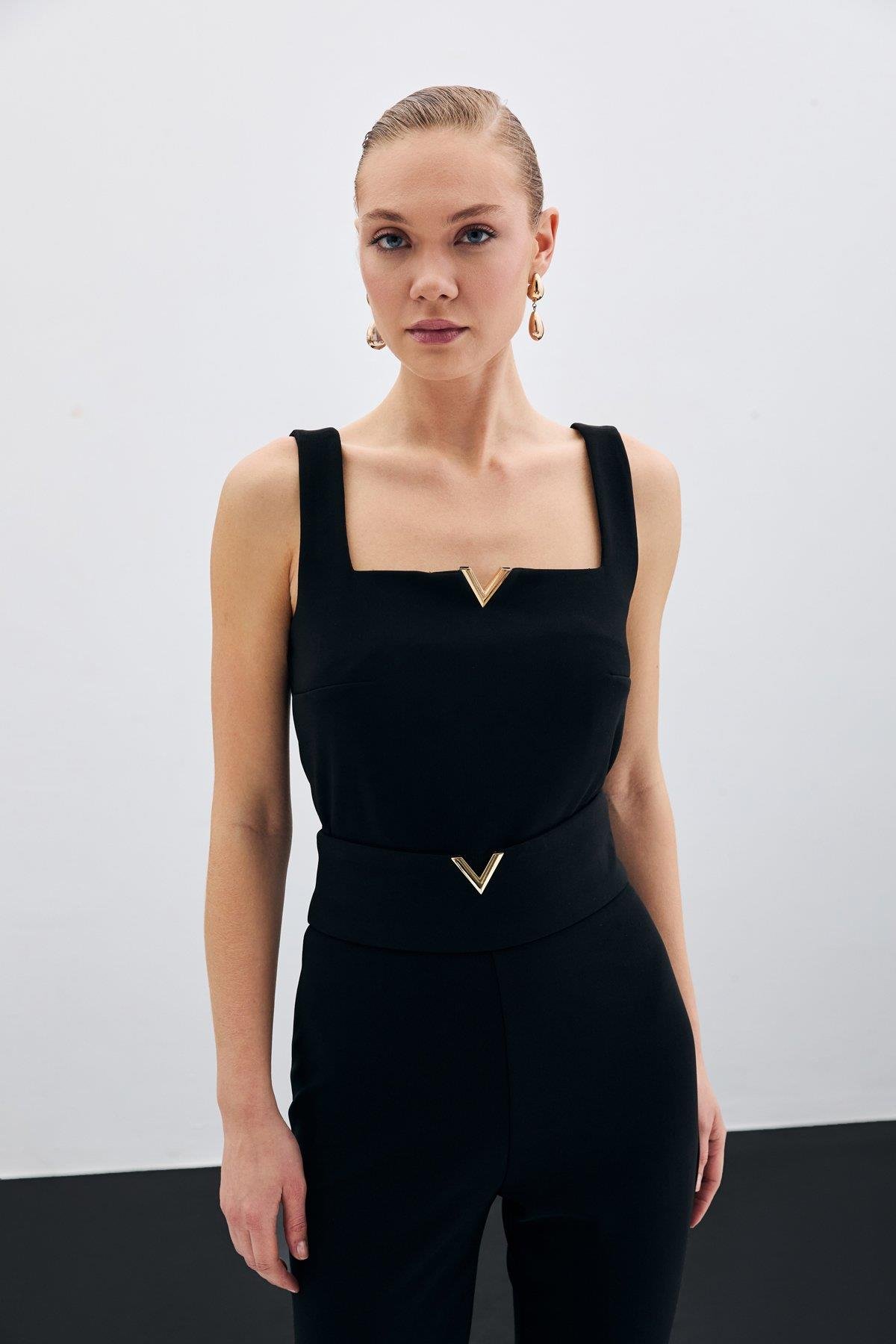 Wholesale Women's Black Crop Top with Front V-Shape Accessory 0033-1610-1531