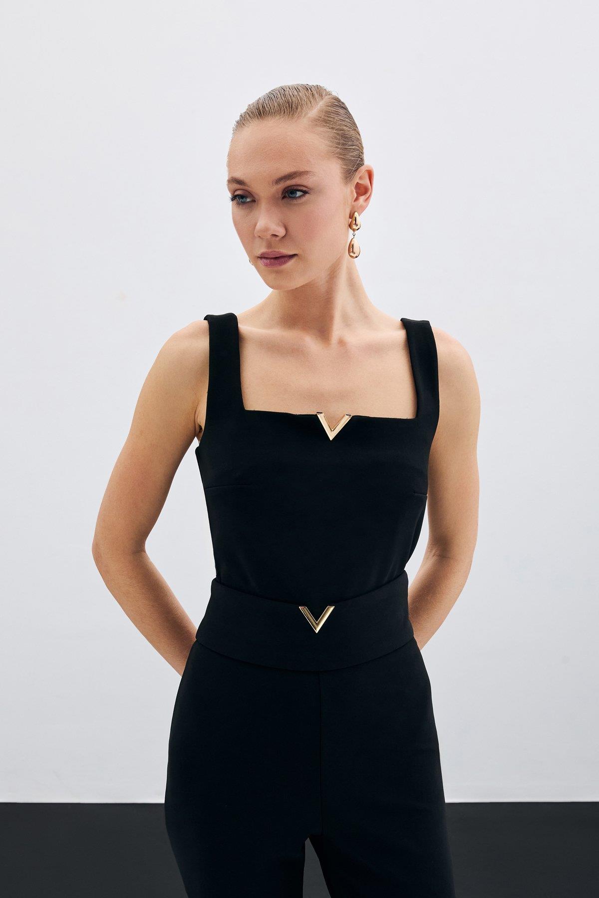 Wholesale Women's Black Crop Top with Front V-Shape Accessory 0033-1610-1531