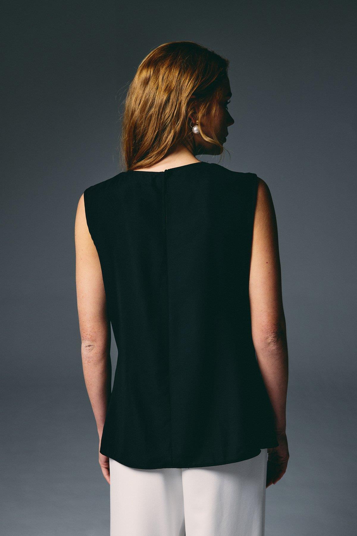 Wholesale Women's Black Sleeveless Blouse with Pearl Embellishment 0033-1908-1593