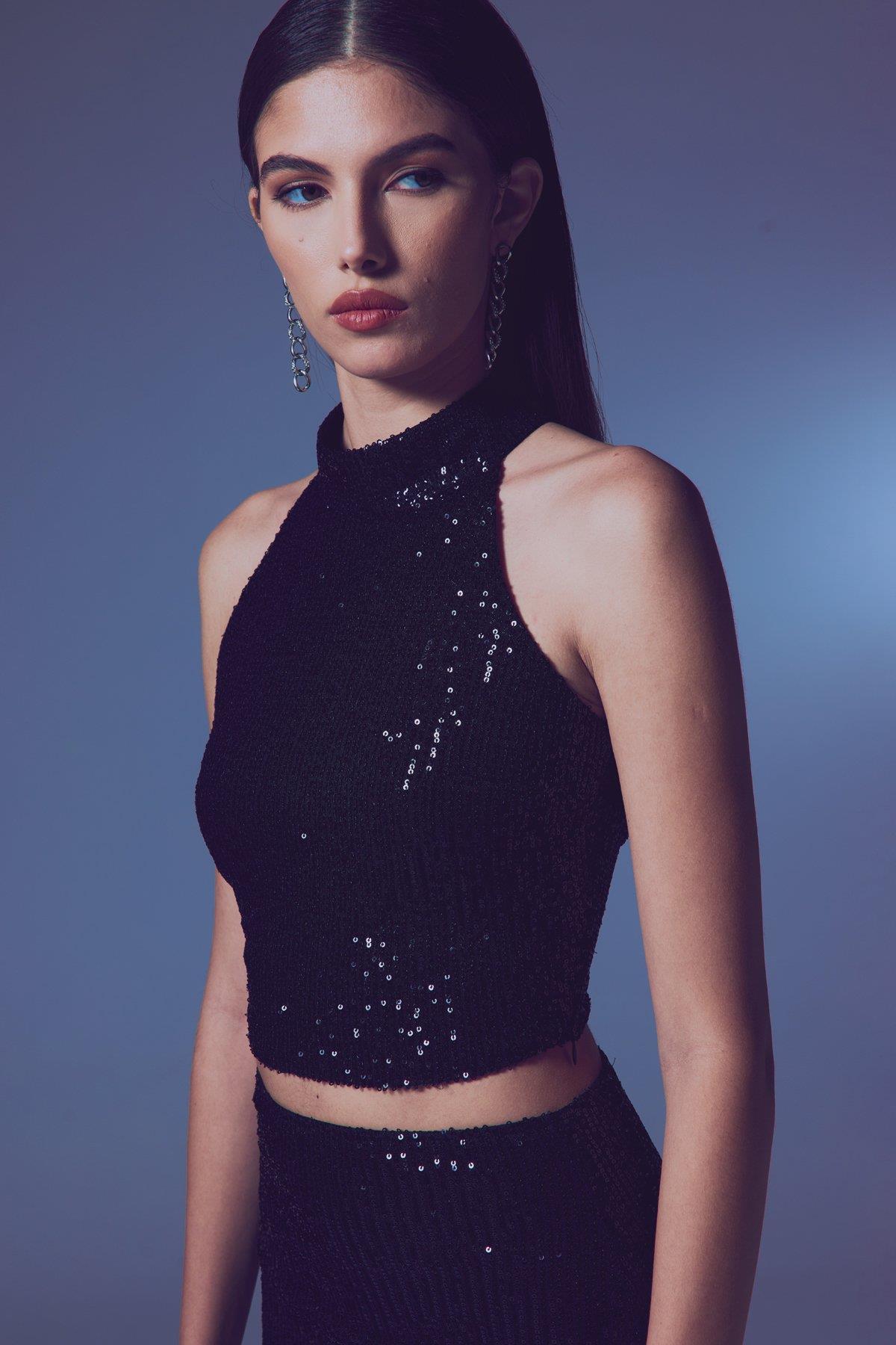 Wholesale Women's Black Sleeveless Mock-Neck Sequined Blouse 0033-1311-1511