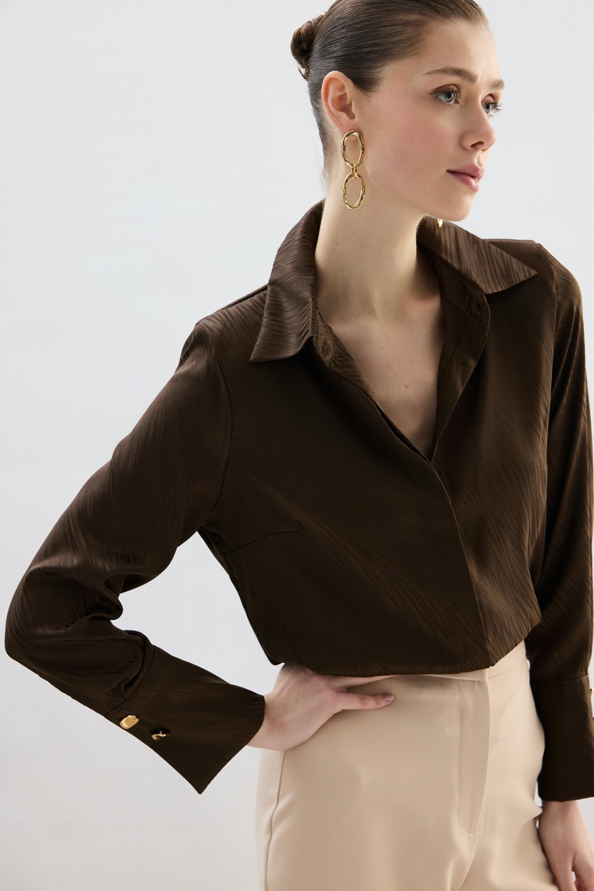 Wholesale Women's Brown Satin Jacquard Shirt with Wide Buttoned Cuffs STN139KGO1958