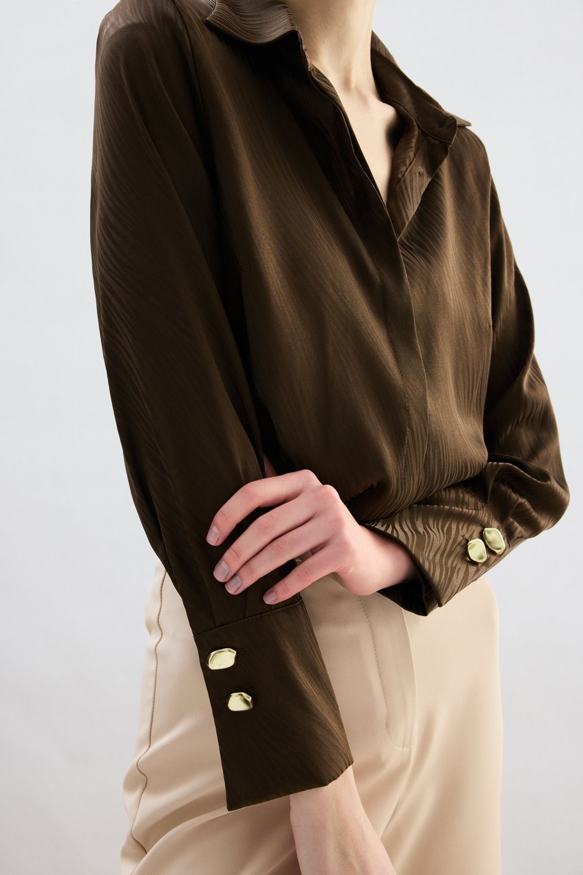 Wholesale Women's Brown Satin Jacquard Shirt with Wide Buttoned Cuffs STN139KGO1958