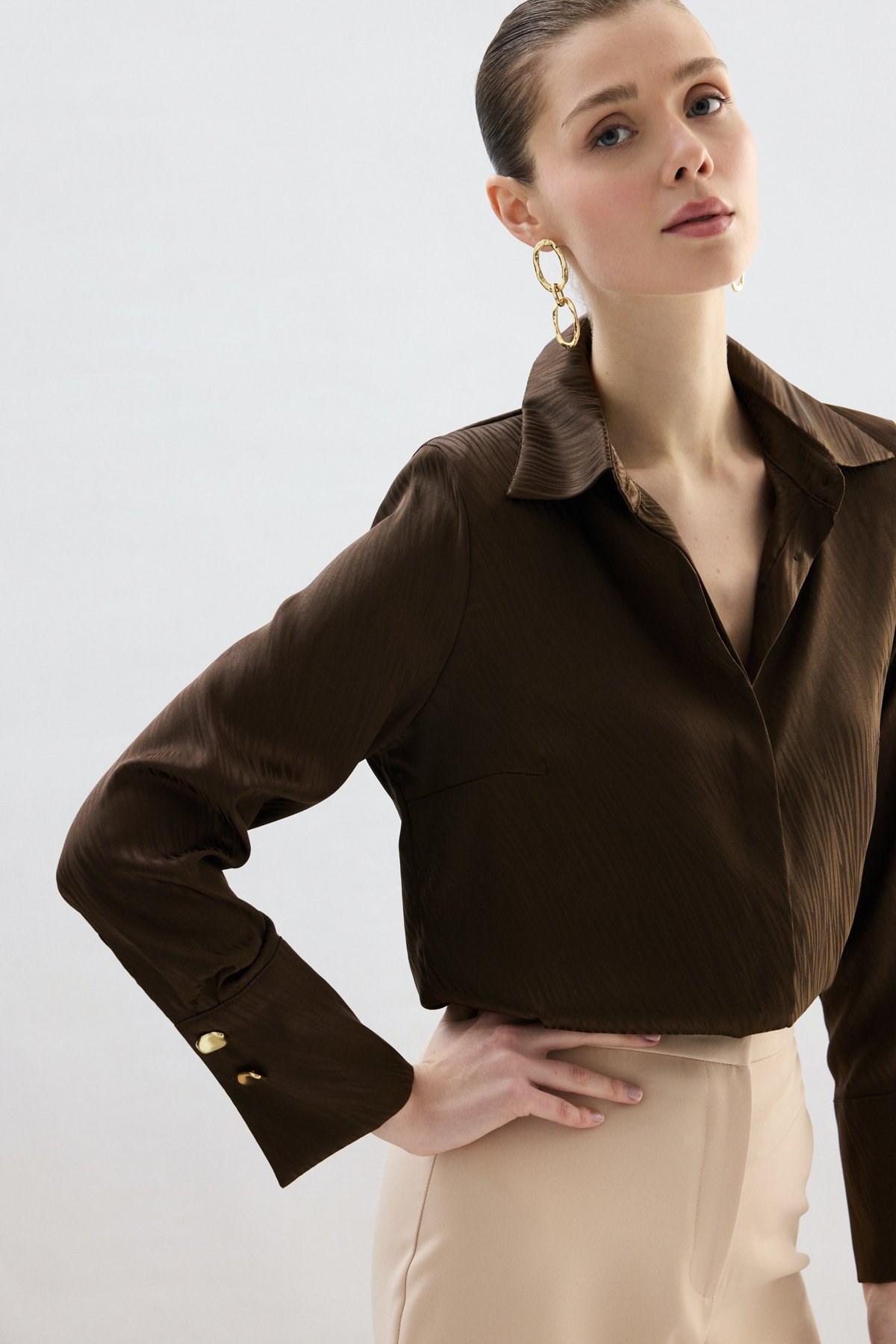 Wholesale Women's Brown Satin Jacquard Shirt with Wide Buttoned Cuffs STN139KGO1958