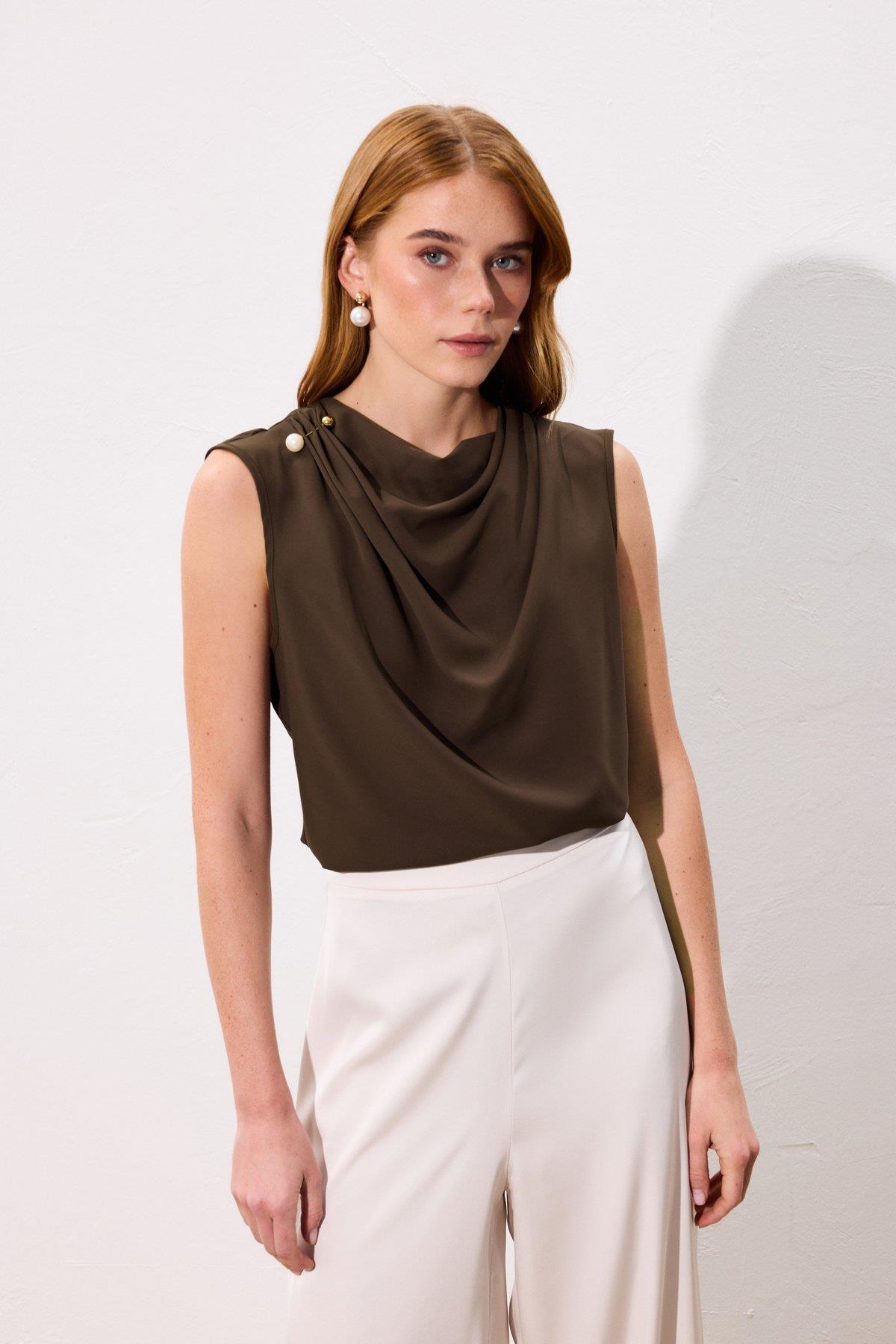 Wholesale Women's Brown Sleeveless Blouse with Pearl Embellishment 0033-1908-1593