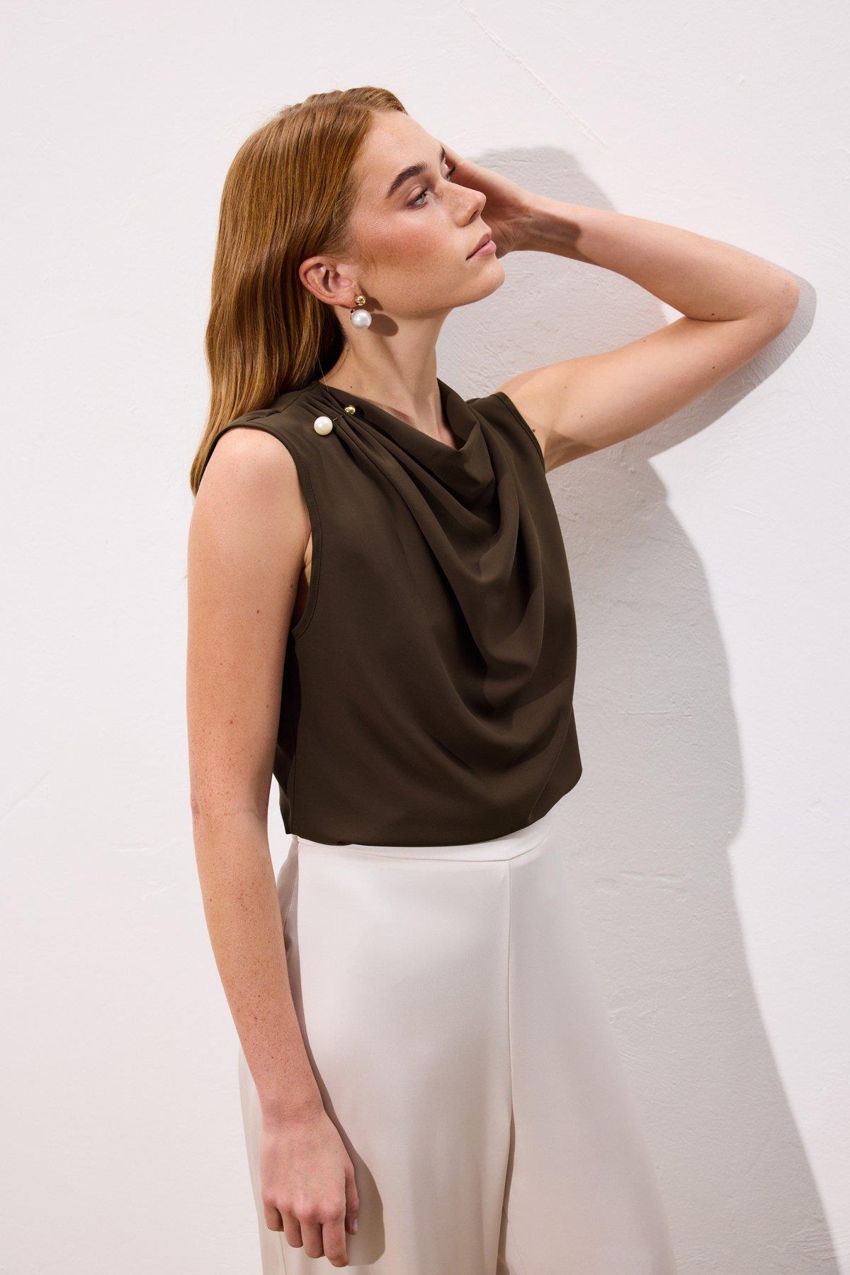 Wholesale Women's Brown Sleeveless Blouse with Pearl Embellishment 0033-1908-1593