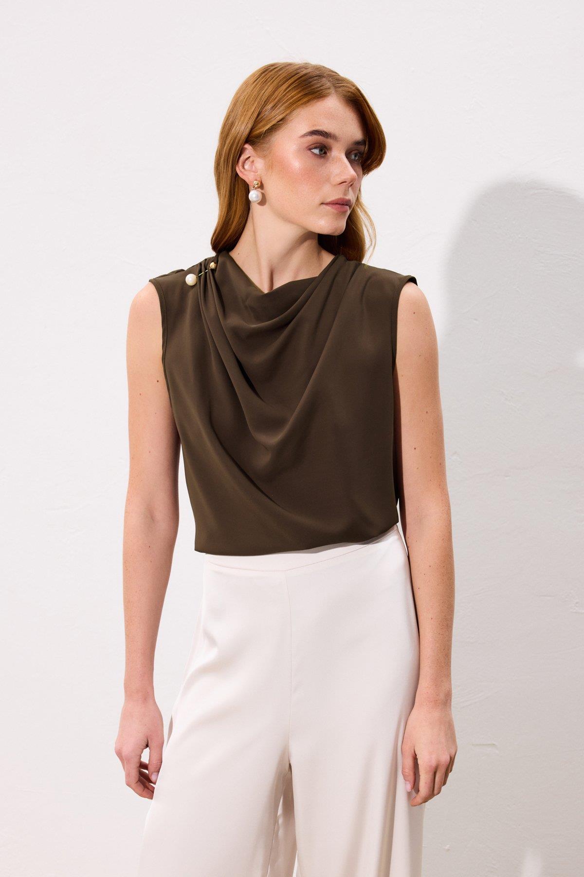 Wholesale Women's Brown Sleeveless Blouse with Pearl Embellishment 0033-1908-1593