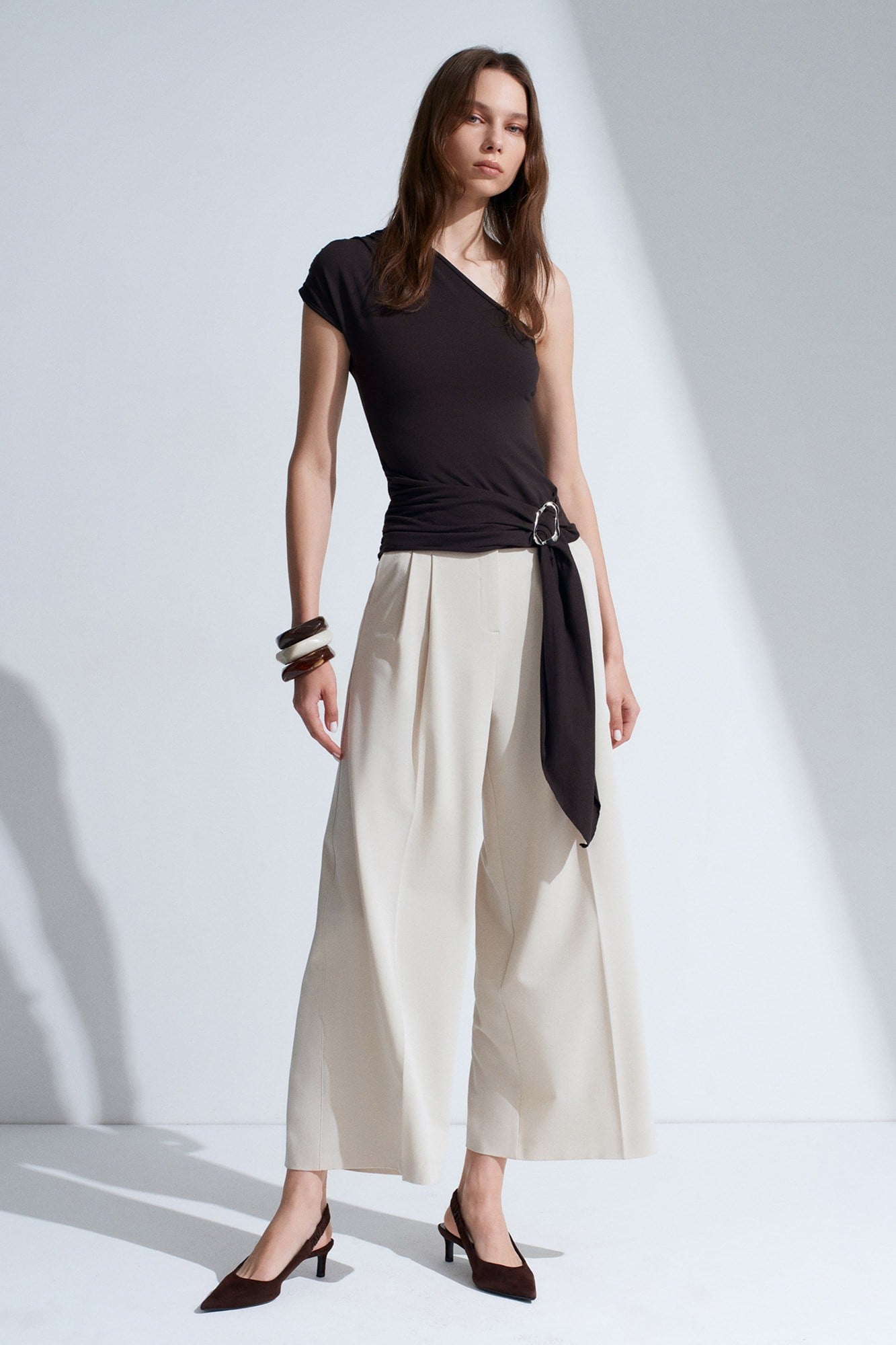Wholesale Women's Dark Brown One-Shoulder Buckle-Detailed Draped Top 0431-32877