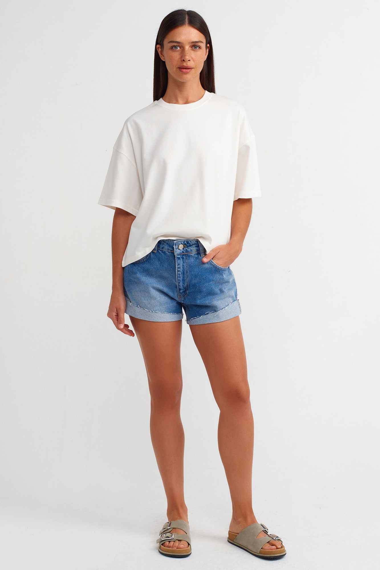Wholesale Women's Ecru Crew-Neck Basic T-Shirt 0431-31017