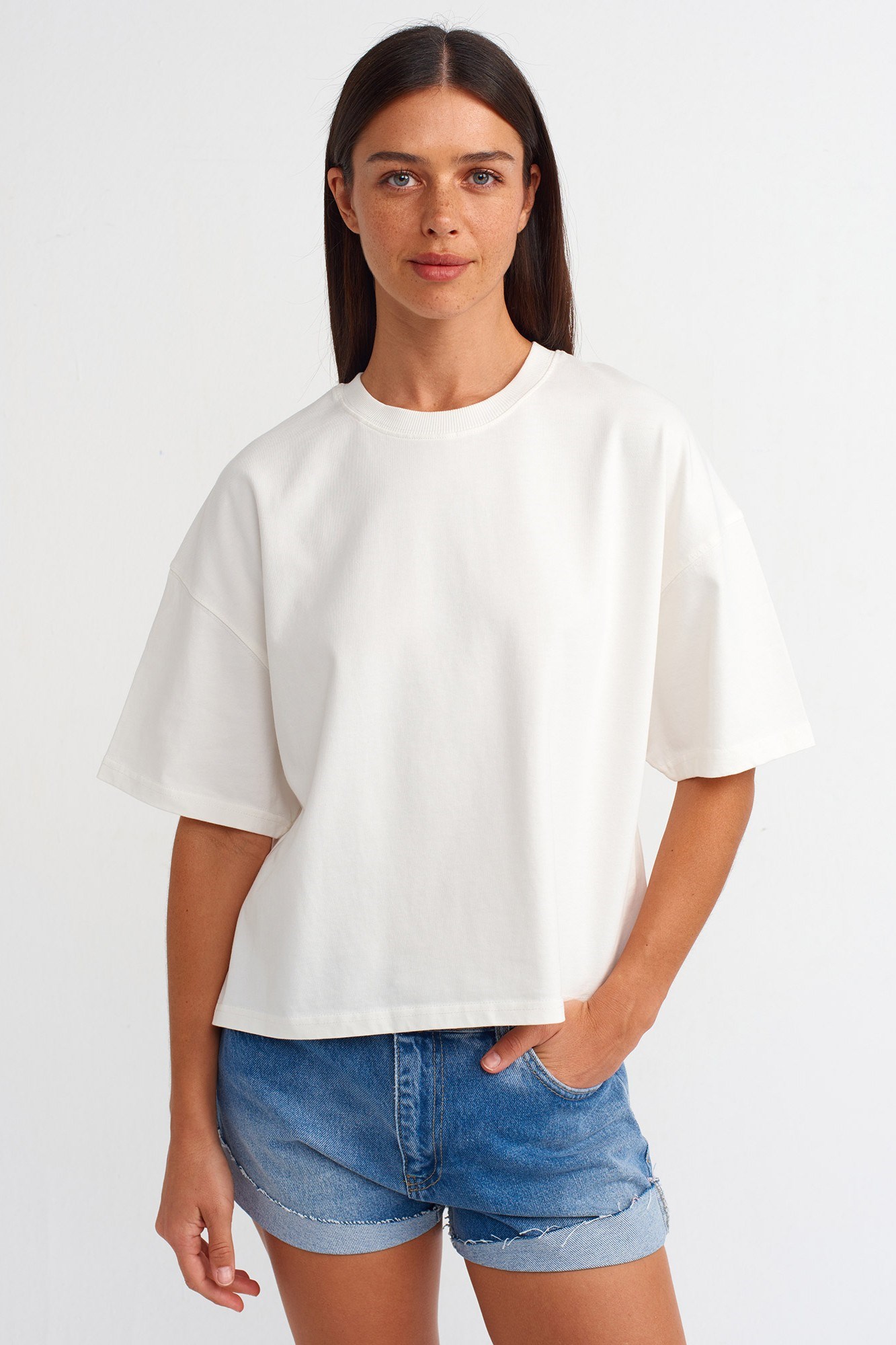 Wholesale Women's Ecru Crew-Neck Basic T-Shirt 0431-31017