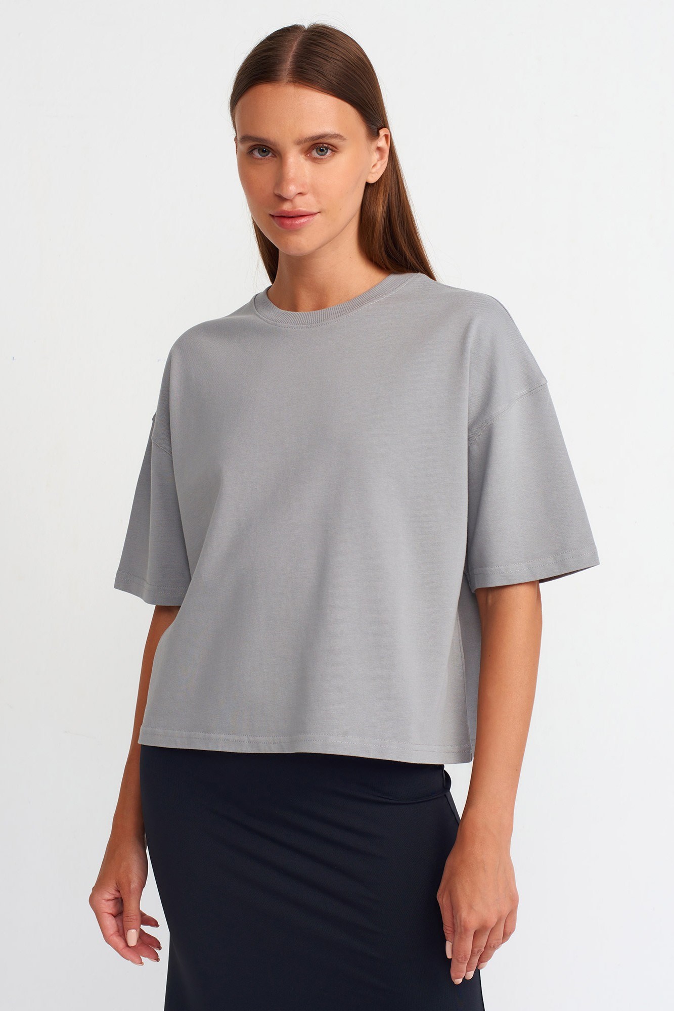 Wholesale Women's Gray Crew-Neck Basic T-Shirt 0431-31017