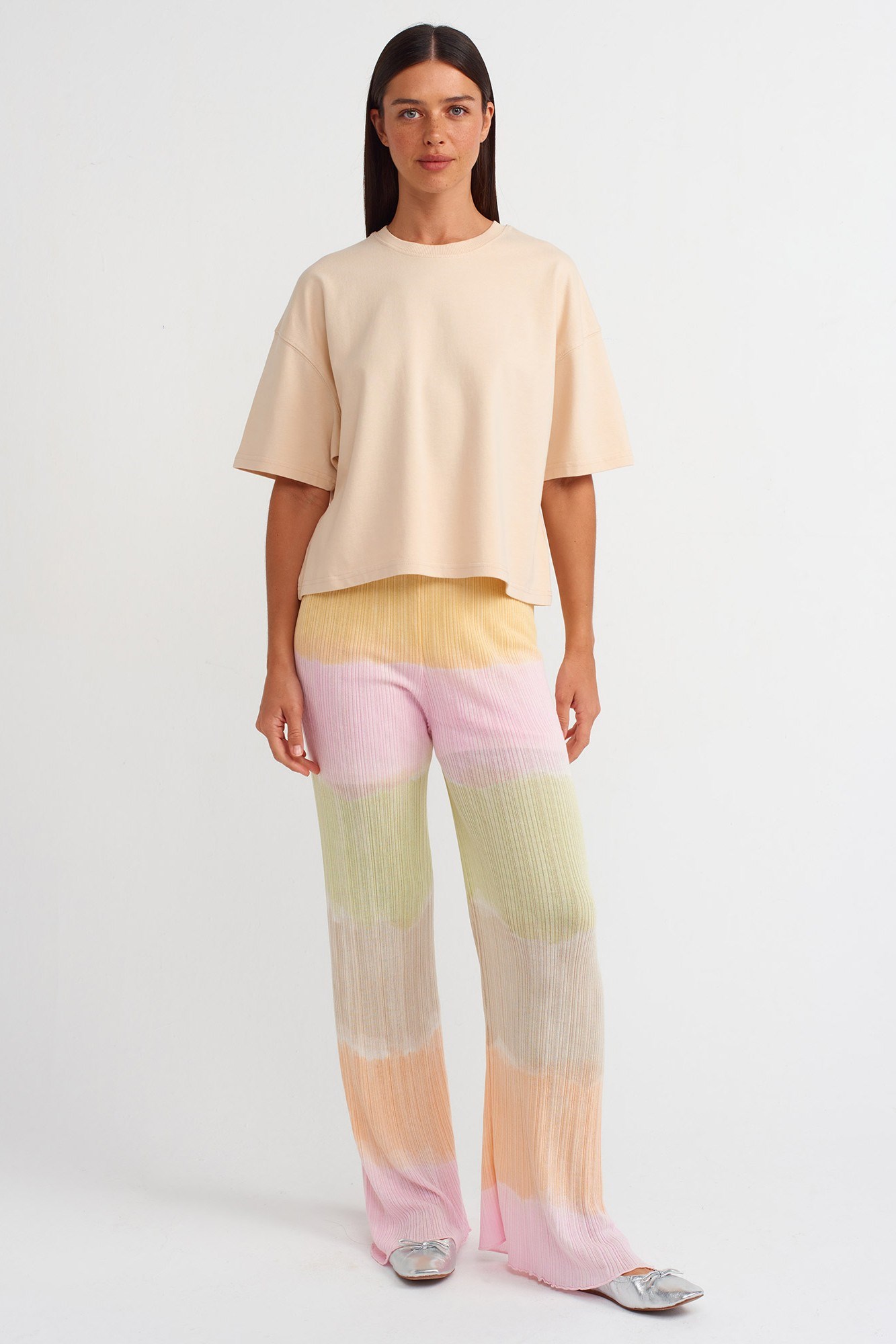 Wholesale Women's Light Beige Crew-Neck Basic T-Shirt 0431-31017