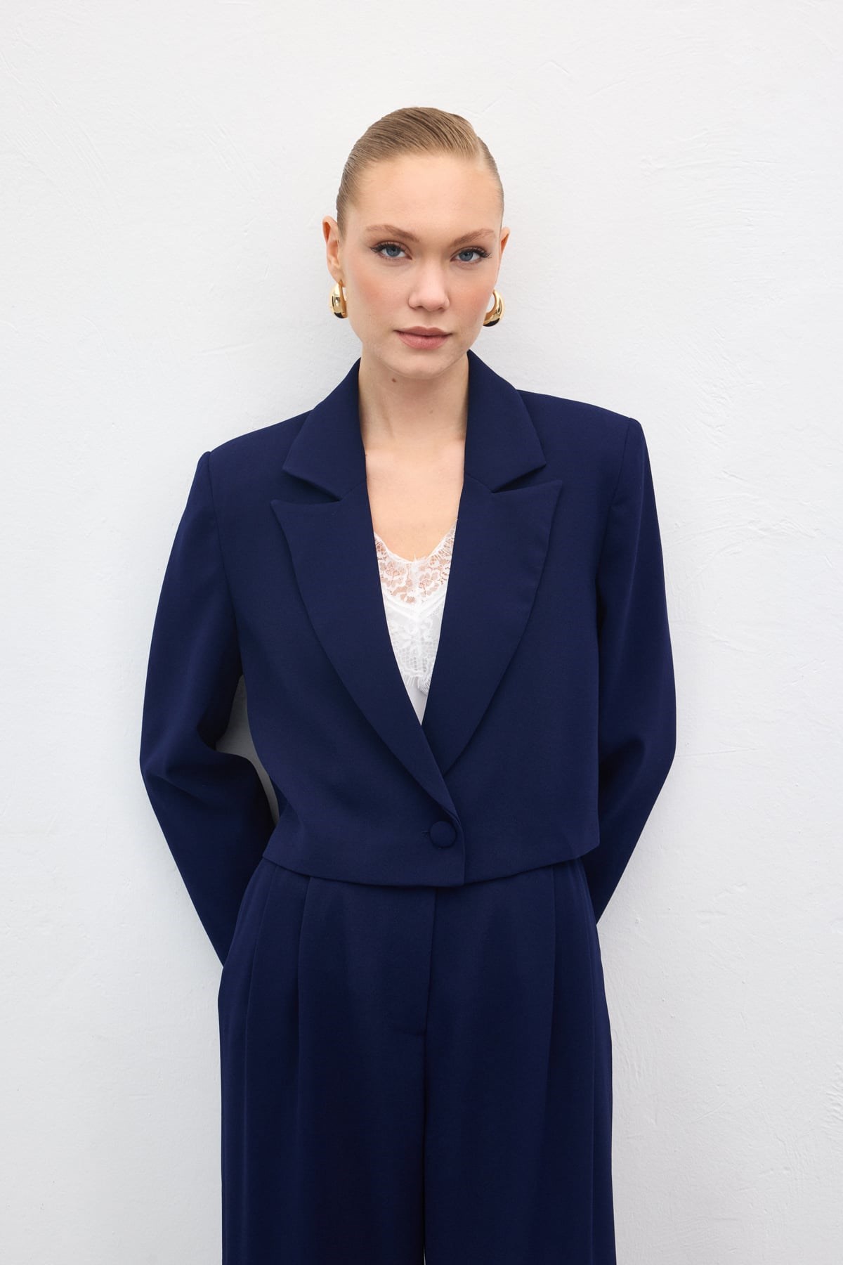 Wholesale Women's Navy Cropped Blazer with Notched Collar STN139KCE1985