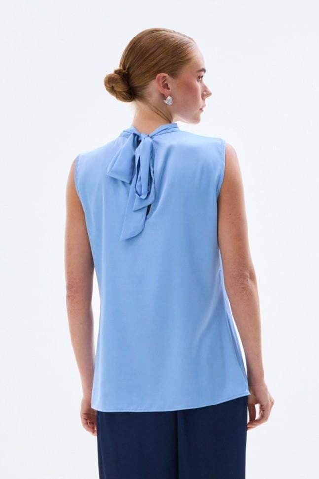 Wholesale Women's Sky Blue Sleeveless Mock-Neck Satin Blouse 0033-1138-1072
