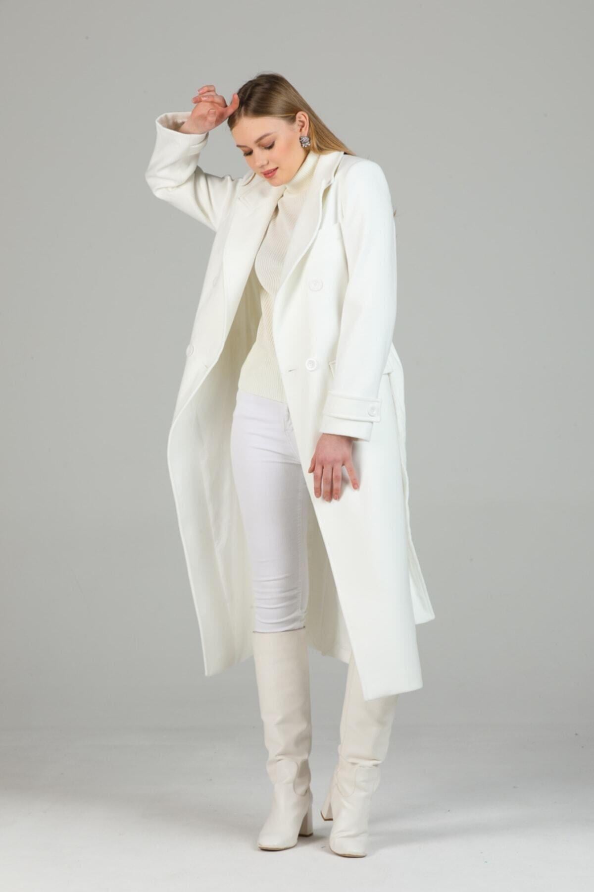 Wholesale Women's White Buttoned Coat