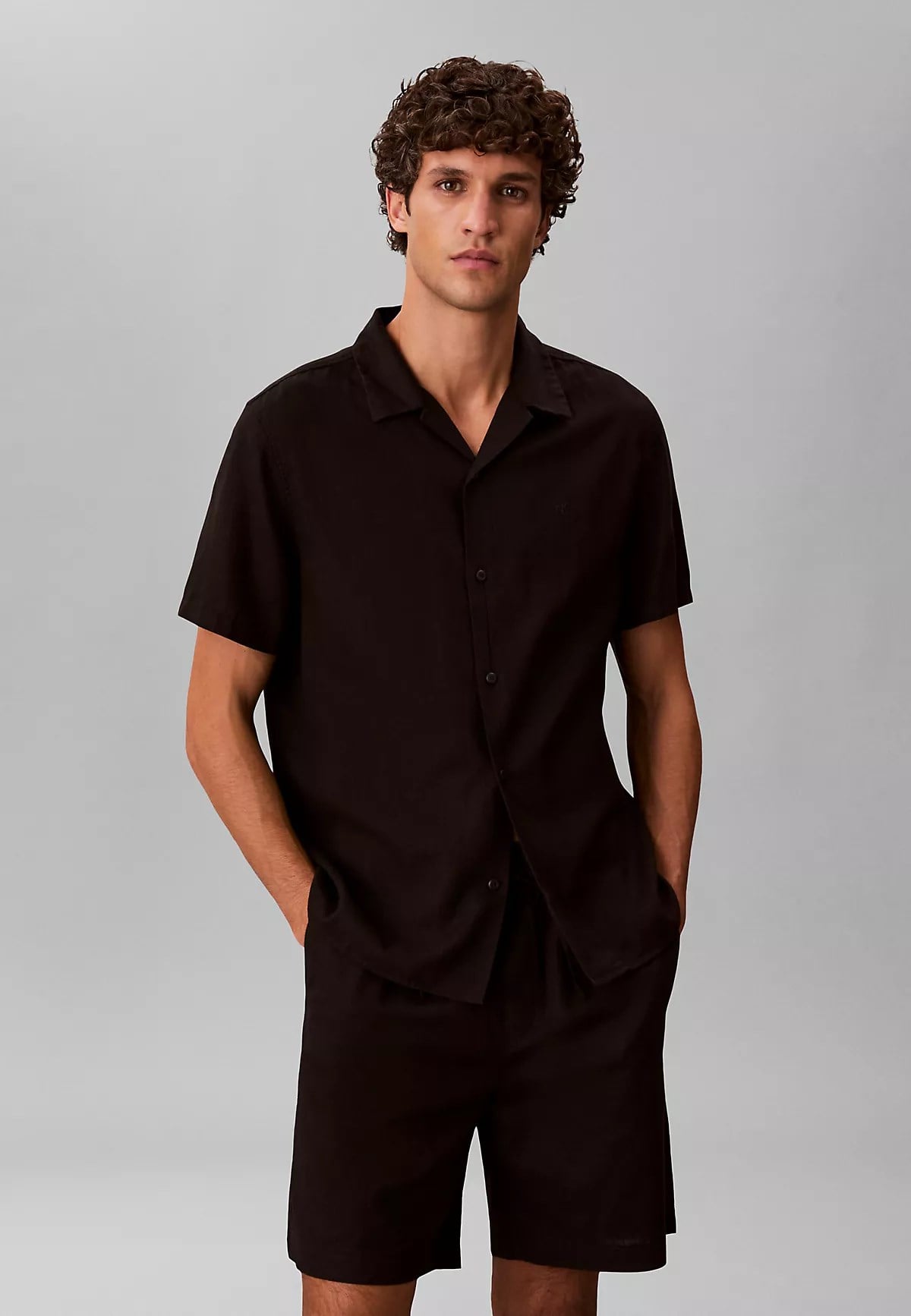 Calvin Klein Calvin Klein Erkek Normal Kesim CK Logo İşlemeli Kısa Kollu Keten Siyah Gömlek LV04LF137G-UB1