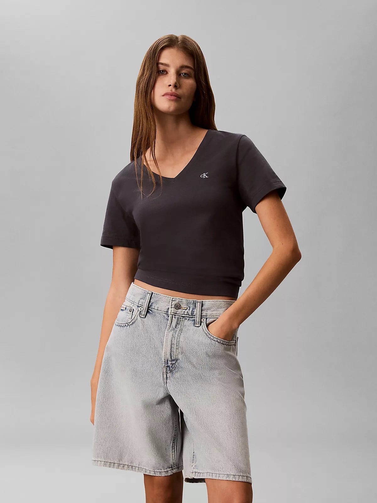 Calvin Klein Calvin Klein Kadın Normal Kalıp %100 Pamuklu V Yaka Kısa Kollu Koyu Gri T-Shirt LV047B205G-4XN