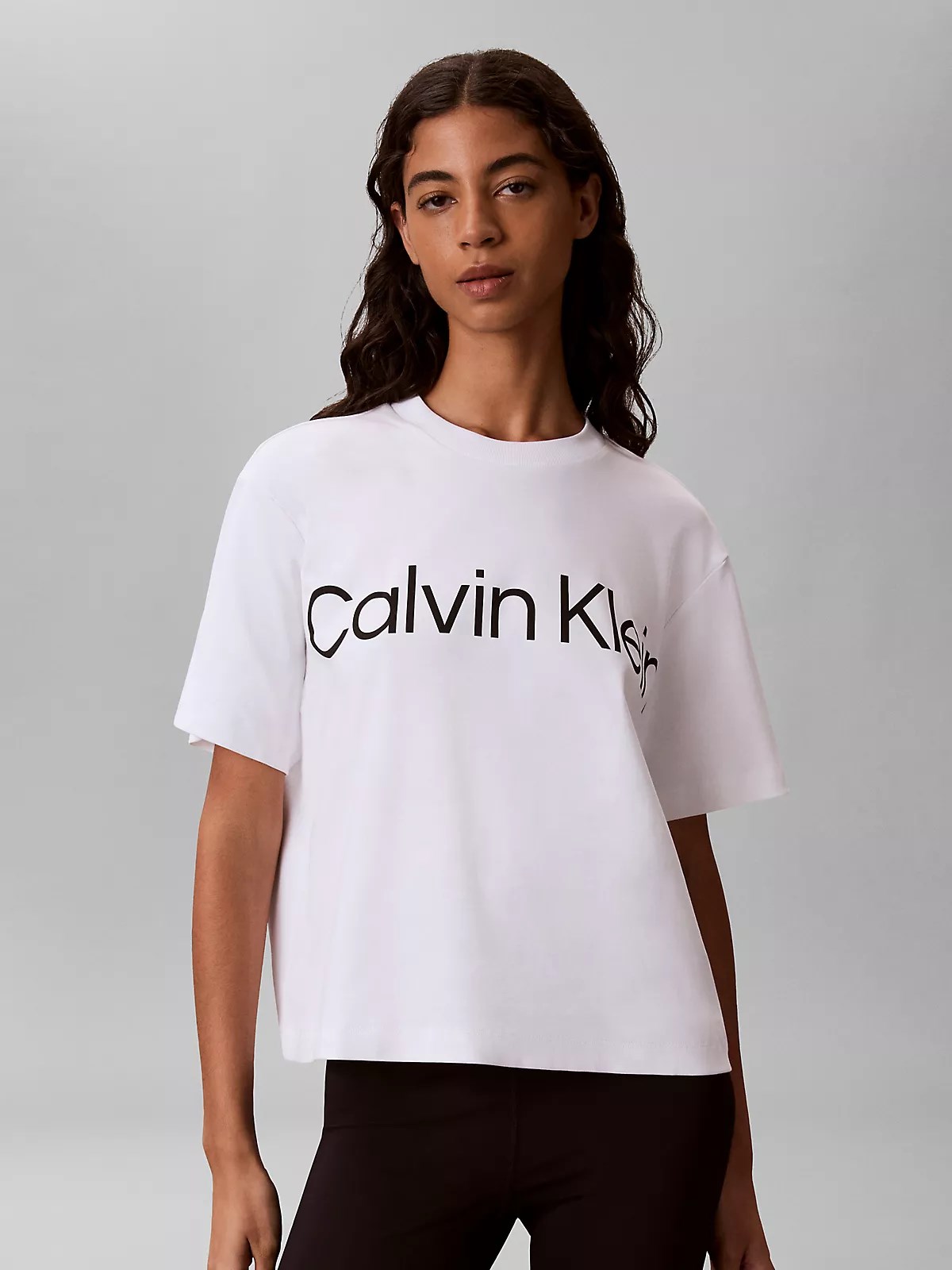 Calvin Klein Calvin Klein Kadın Rahat Kalıp Logo Baskılı Yuvarlak Yakalı Kısa Kollu Beyaz T-Shirt LV047G839G-YAF