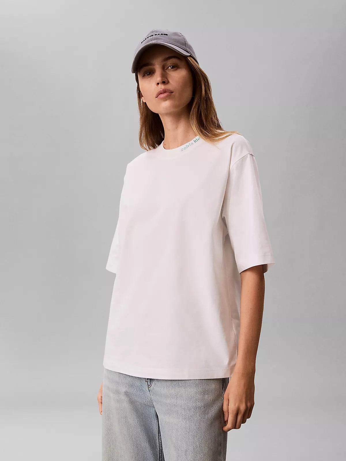 Calvin Klein Calvin Klein Kadın Rakat Kesim Yuvarlak Yakalı Pamuklu Kısa Kollu Beyaz T-Shirt LV047C206G-YAF