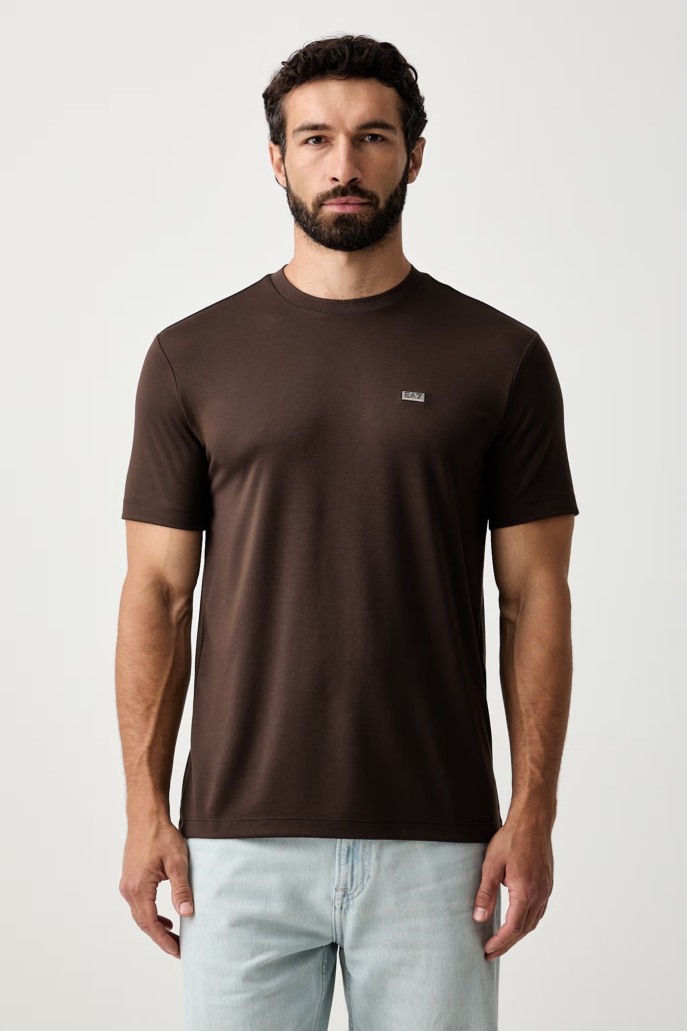 EA7 Ea7 Erkek Normal Kalıp Yumuşak Dokuma Kumaşlı Plaka Logolu Kısa Kollu Kahverengi T-Shirt 7M002096 AF13862-U6027