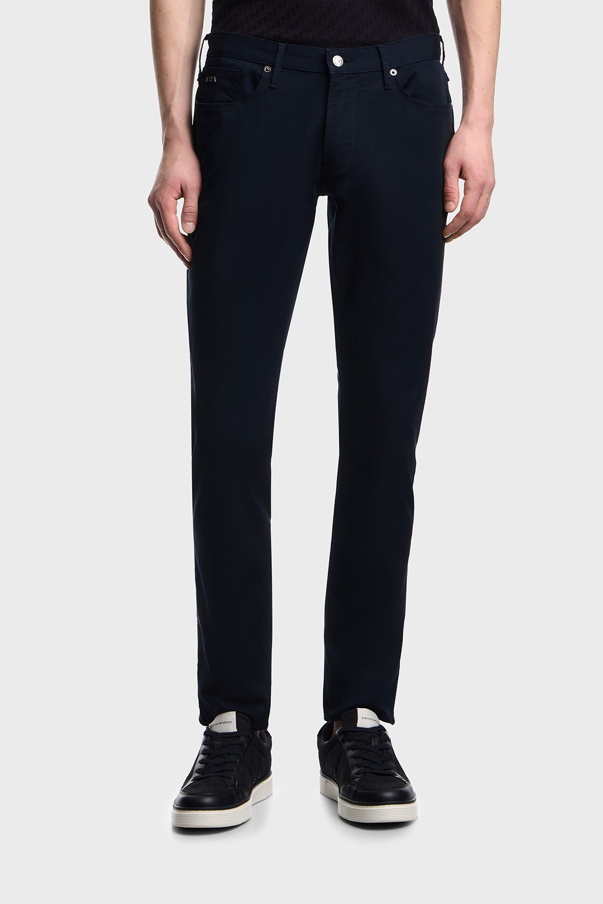 Emporio Armani Emporıo Armani Erkek Slim Fit Pamuklu Dar Paça Deri Logo Etiketli Lacivert Jeans EM000121 AF22611-UB118