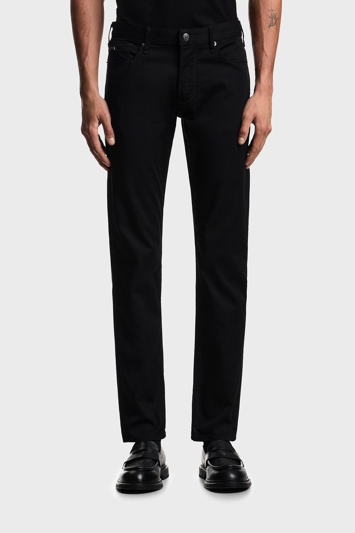 Emporio Armani Emporıo Armani Erkek Slim Fit Pamuklu Dar Paça Deri Logo Etiketli Siyah Jeans EM000121 AF22611-UC001