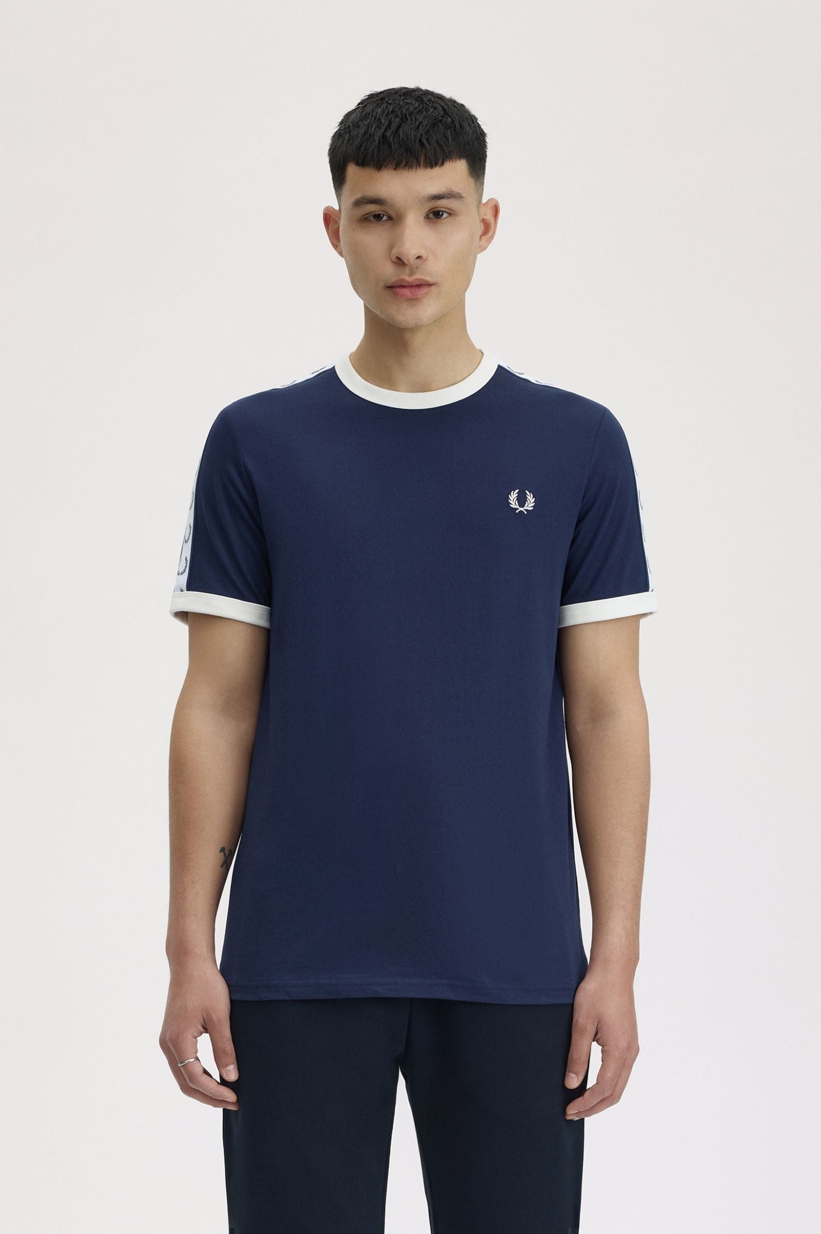 Fred Perry Fred Perry Erkek Regular Fit %100 Pamuklu Omuzdan Uzanan Logo Şeritli Yuvarlak Yaka Kısa Kollu Lacivert T-Shirt M4620-266