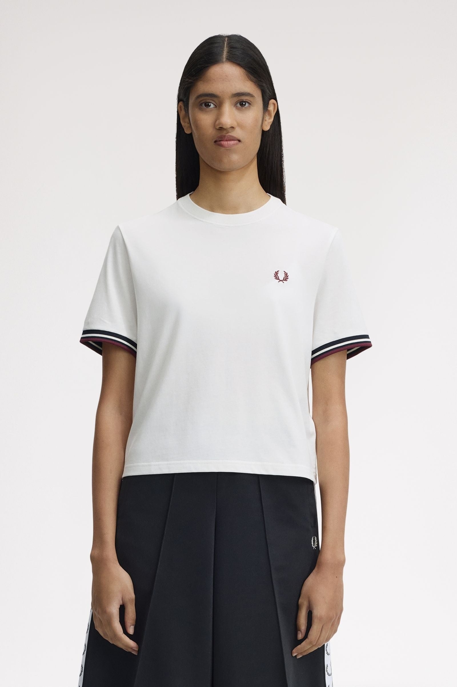 Fred Perry Fred Perry Kadın Normal Kesim Yuvarlak Yakalı Logo İşlemeli Kolu Çizgi Desenli Beyaz T-Shirt G2162-129