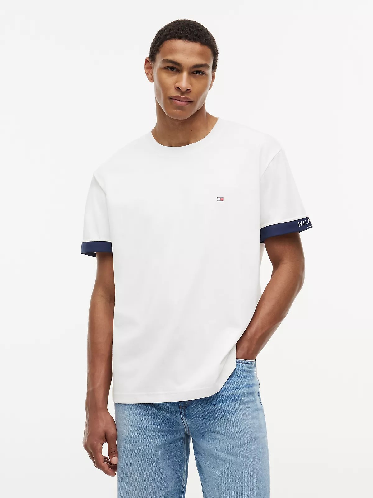 Tommy Hilfiger Tommy Hilfiger Erkek Rahat Kalıp Pamuklu Yuvarlak Yakalı Bayrak Logo Etiketli Kısa Kollu Beyaz T-Shirt MW0MW43203-YBR