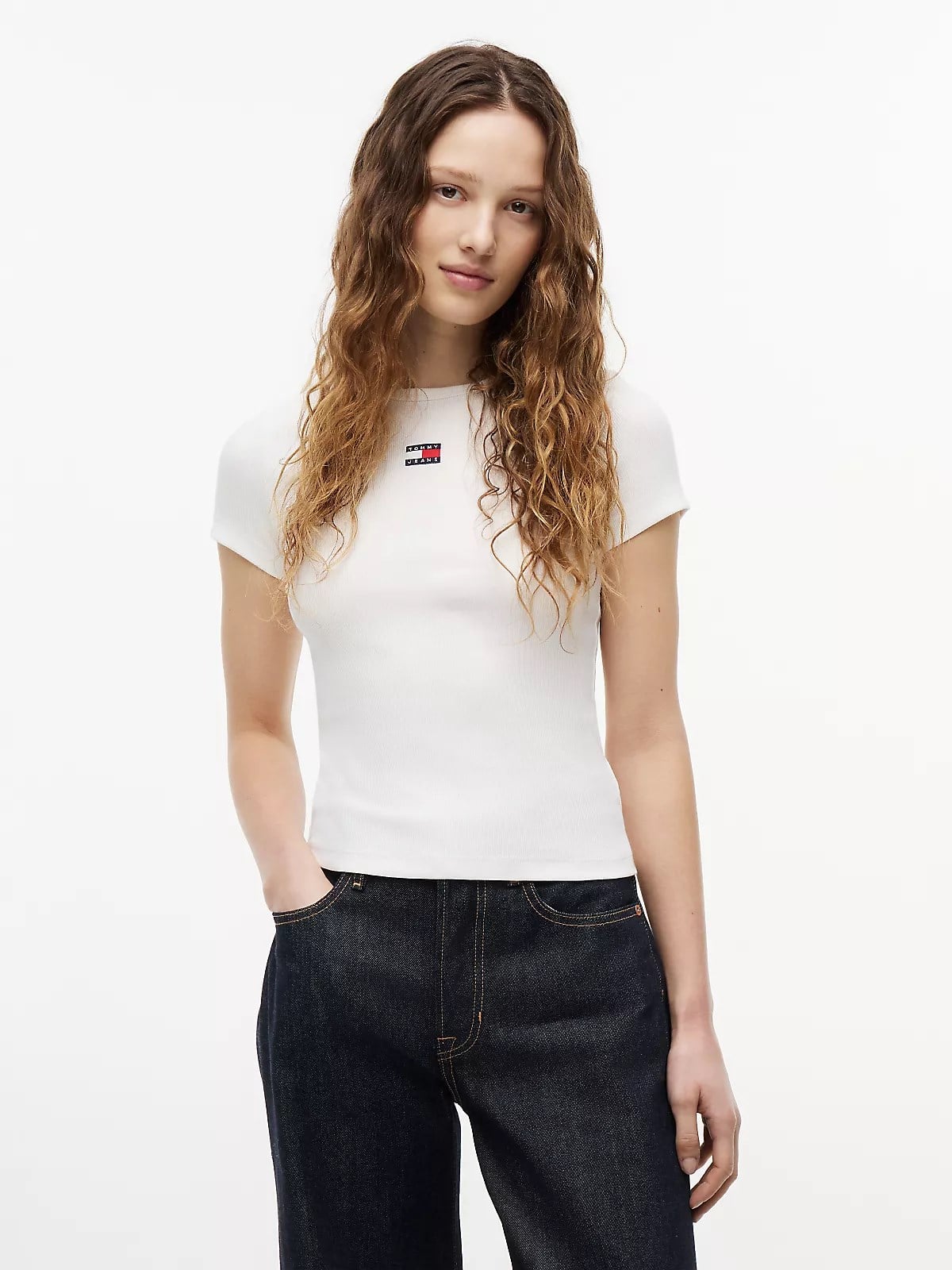 Tommy Hilfiger Tommy Hilfiger Kadın Slim Fit Yüksek Pamuk İçerikli İkonik Bayrak Logolu Kısa Kollu Beyaz T-Shirt DW0DW17881-YBL