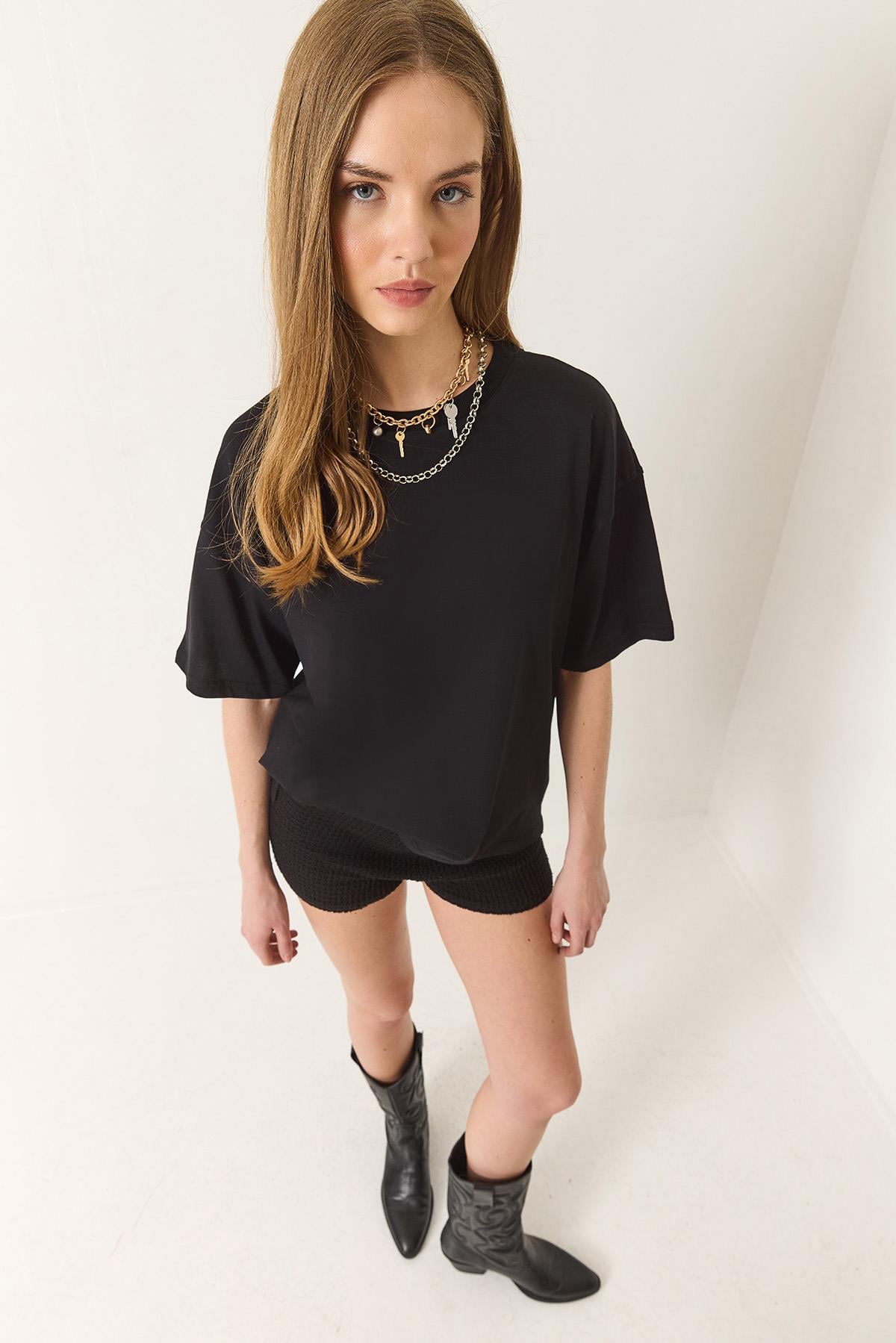 %100 Organik Pamuk Relaxed Fit Yırtmaçlı Yuvarlak Yakalı T-Shirt 60602047 - Siyah