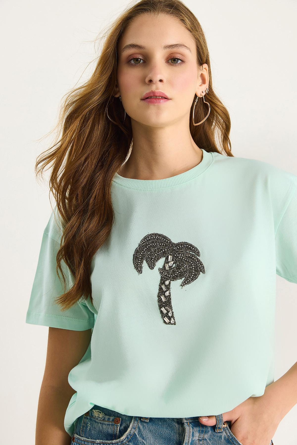 %100 Pamuk Bisiklet Yaka Palmiye Taş Aksesuarlı Rahat Kalıp T-Shirt 60602067 - Su Yeşili