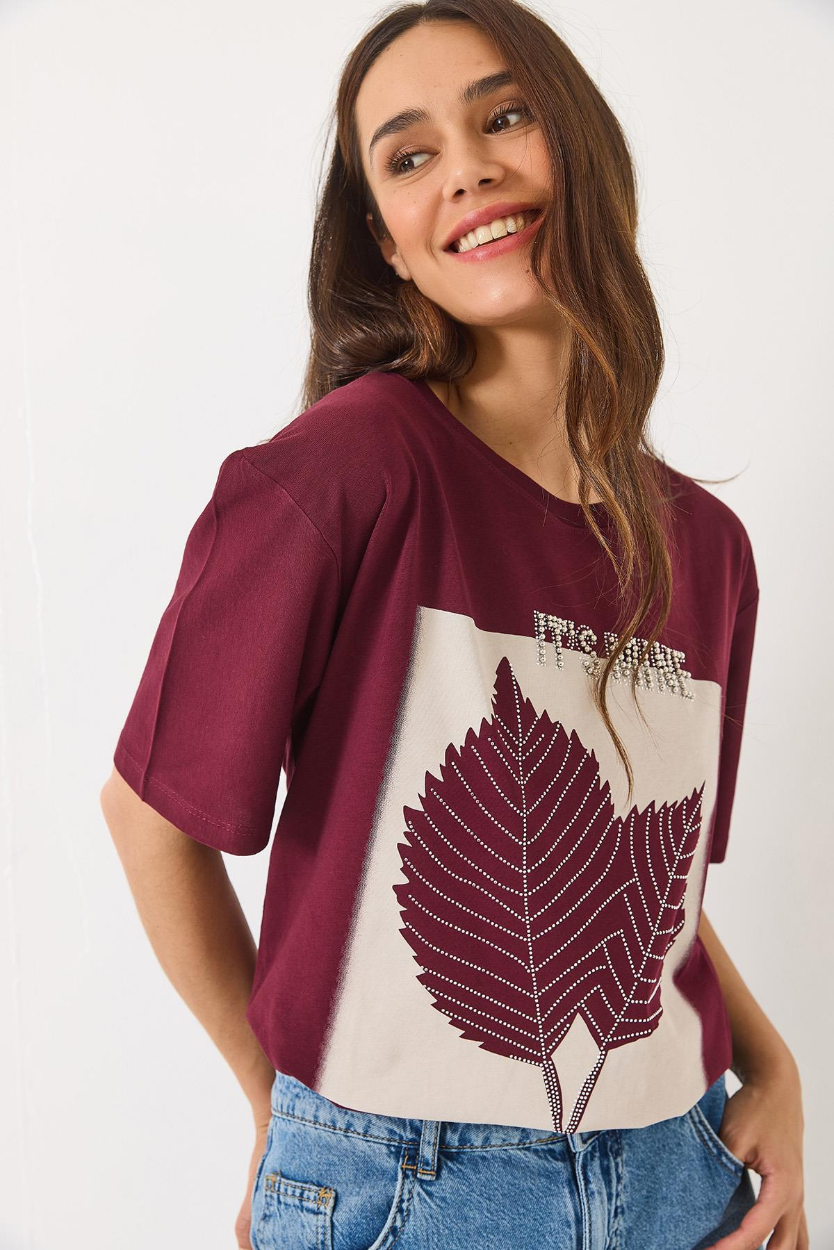 Bisiklet Yaka Boncuk Taş Detaylı Yaprak Desen Baskılı T-Shirt 60261390 - Bordo