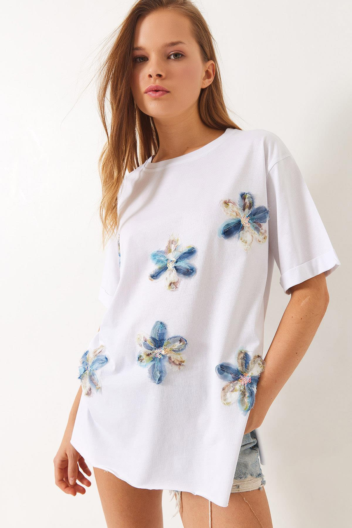 Çiçek İşlemeli Yanları Yırtmaçlı Salaş Bisiklet Yaka T-Shirt 60283068 - Beyaz