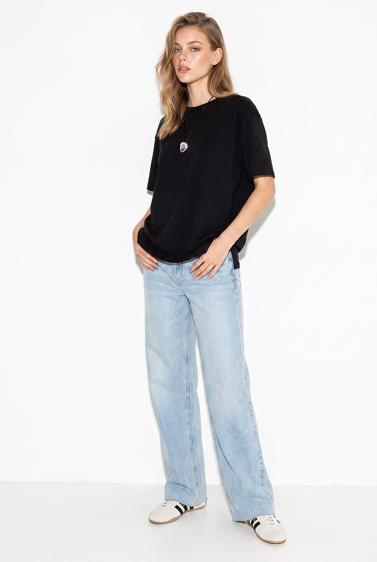 Kadın %100 Pamuk Oversize Bisiklet Yaka Yan Yırtmaçlı Basic T-Shirt 60382625 - Siyah T-SHİRT modelleri